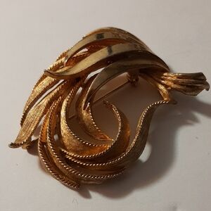 Elegant C.1960's Vintage Gold-Tone Brooch